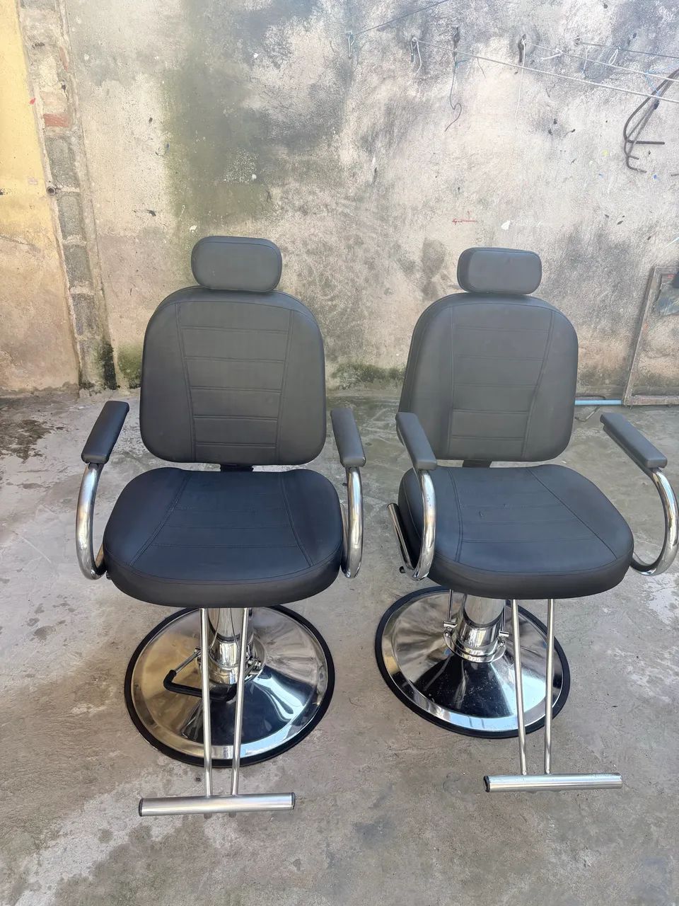 Vendo par de cadeira reclinavel barbearia  - Foto 3