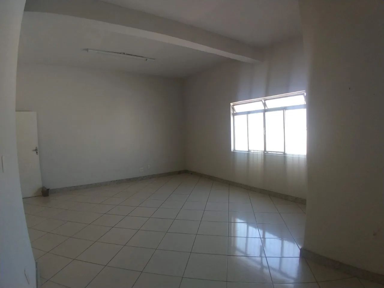 ótima sala ampla com 35 m² pé direito 3 m² área comercial - Foto 4