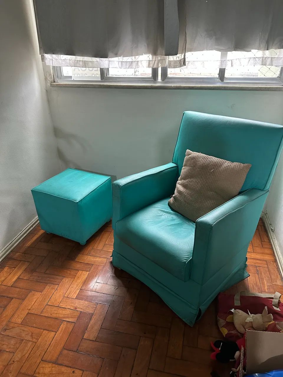 Cadeira para amamentação com puf
