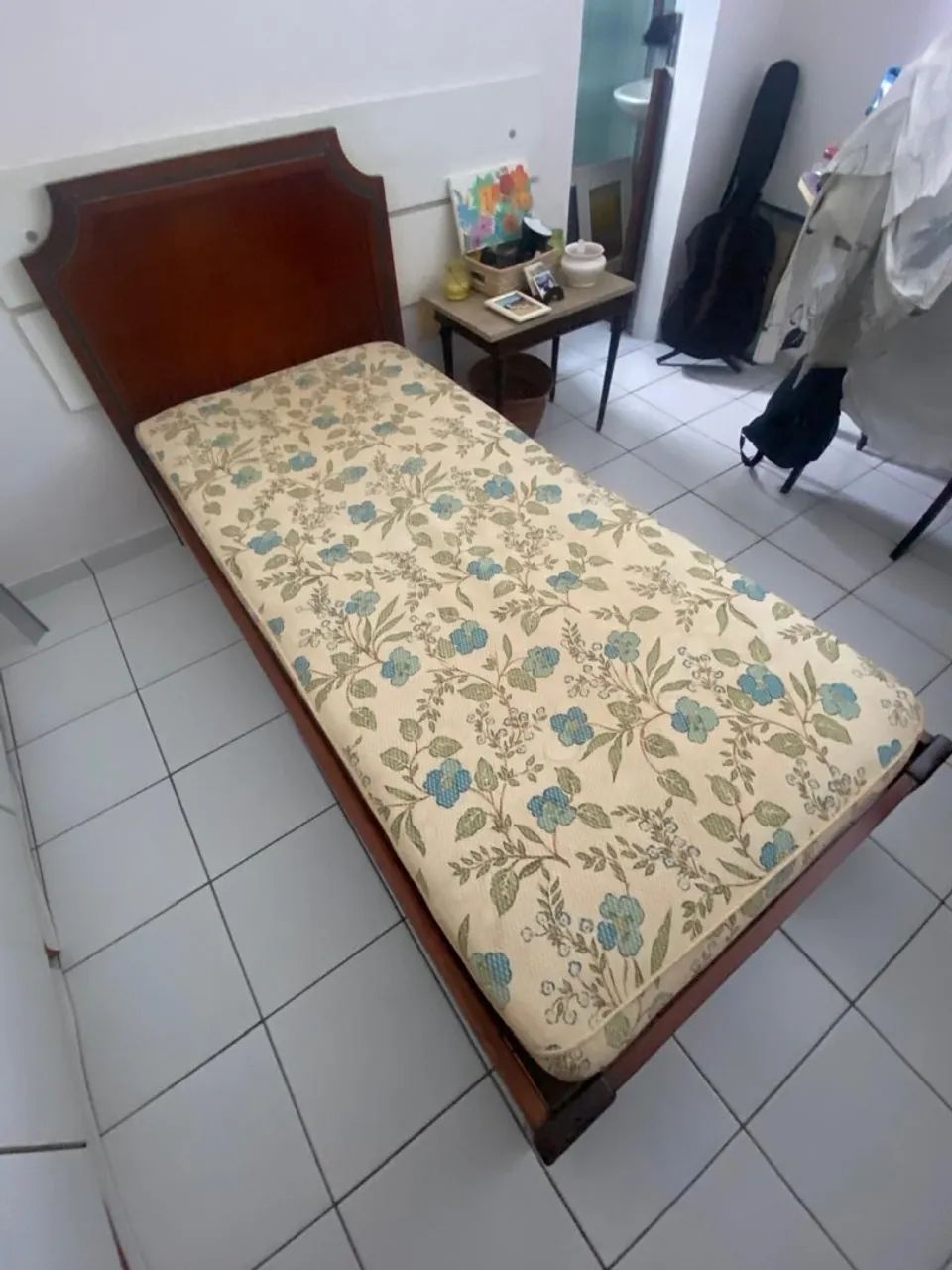 CAMA DE MADEIRA COM COLCHÃO 