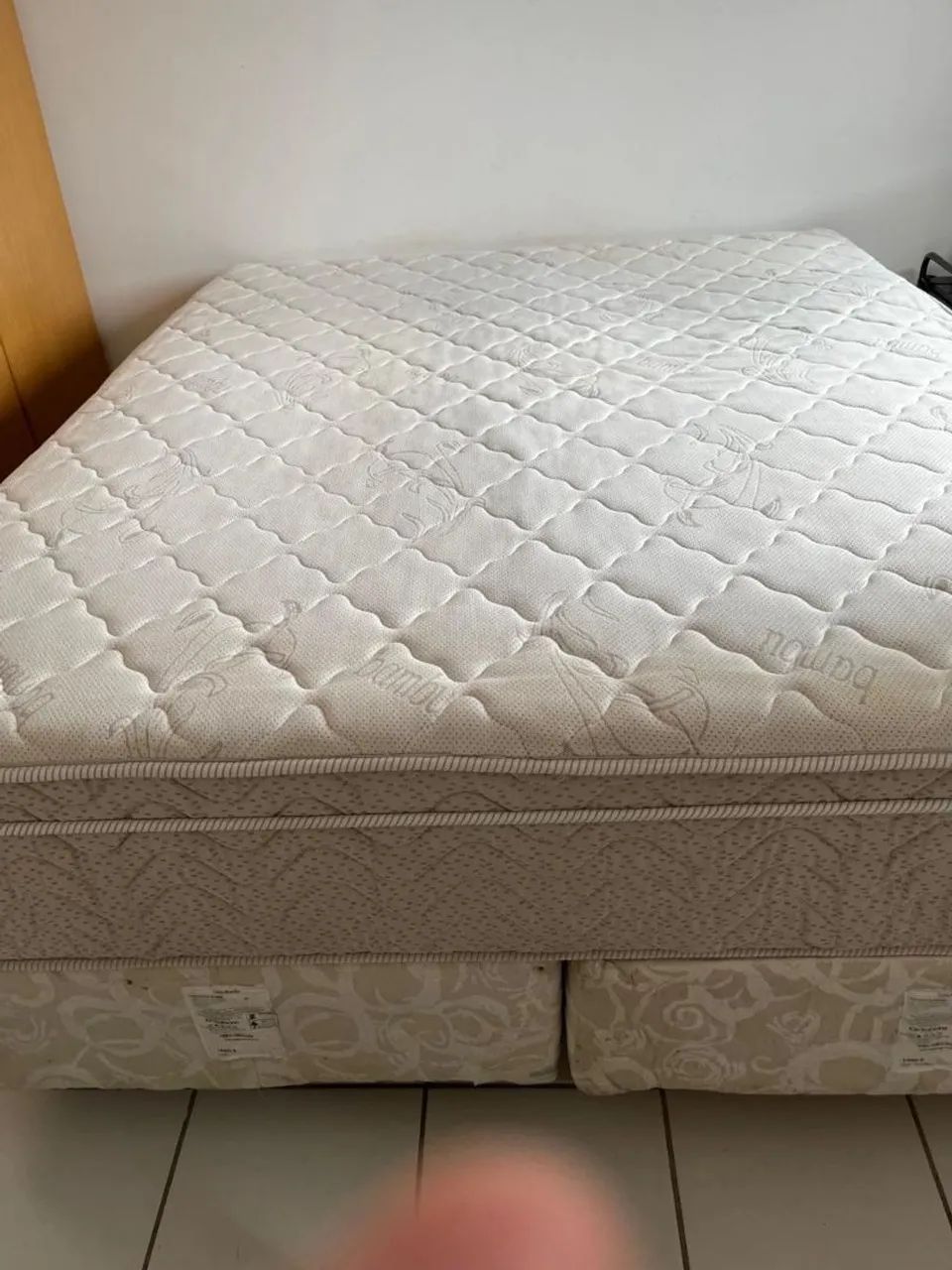 Cama box Queen  colchão ortobom mola ensacada com avarias no tecido  - Foto 3