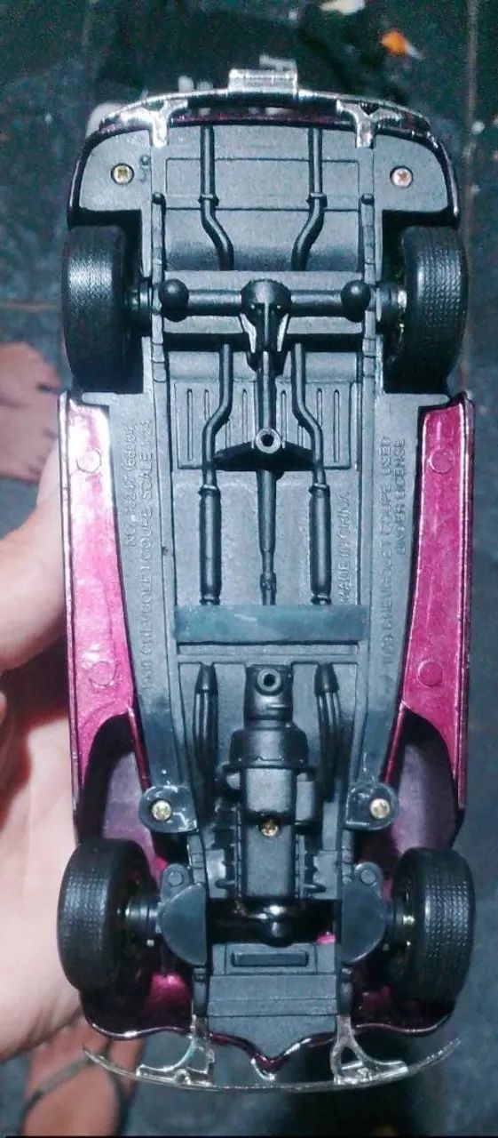 Carrinho diecast carro borgonha 1\24 - Foto 2