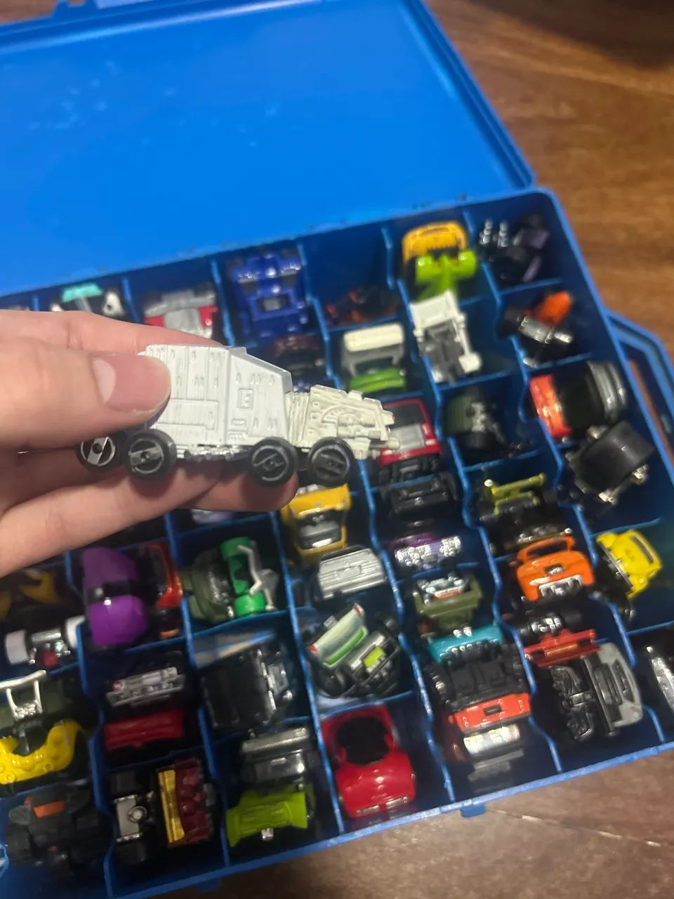 Hot wheels caixa com vários  - Foto 4