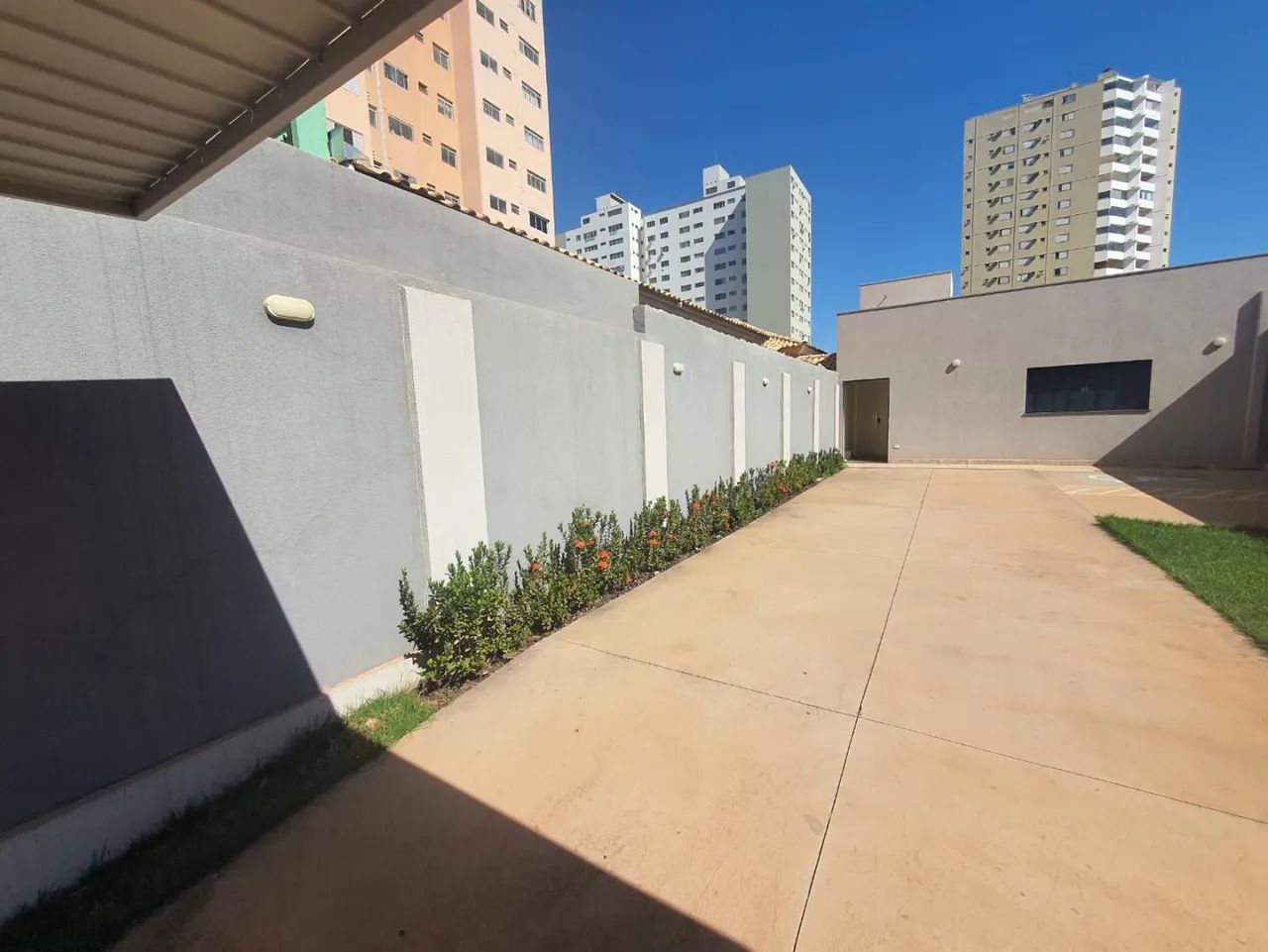 COMERCIAL - TÉRREO- CENTRAL - COM ESTACIONAMENTO - Foto 2