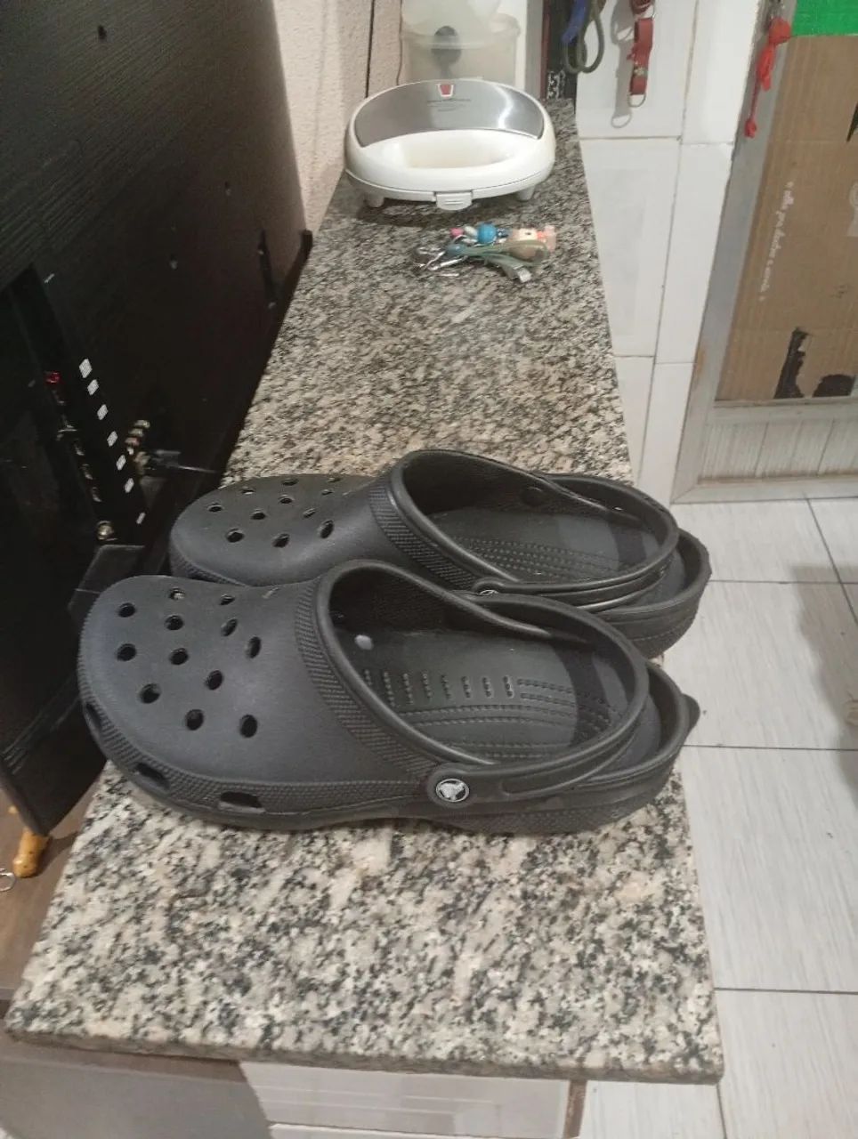 Crocs classic preta - Foto 4
