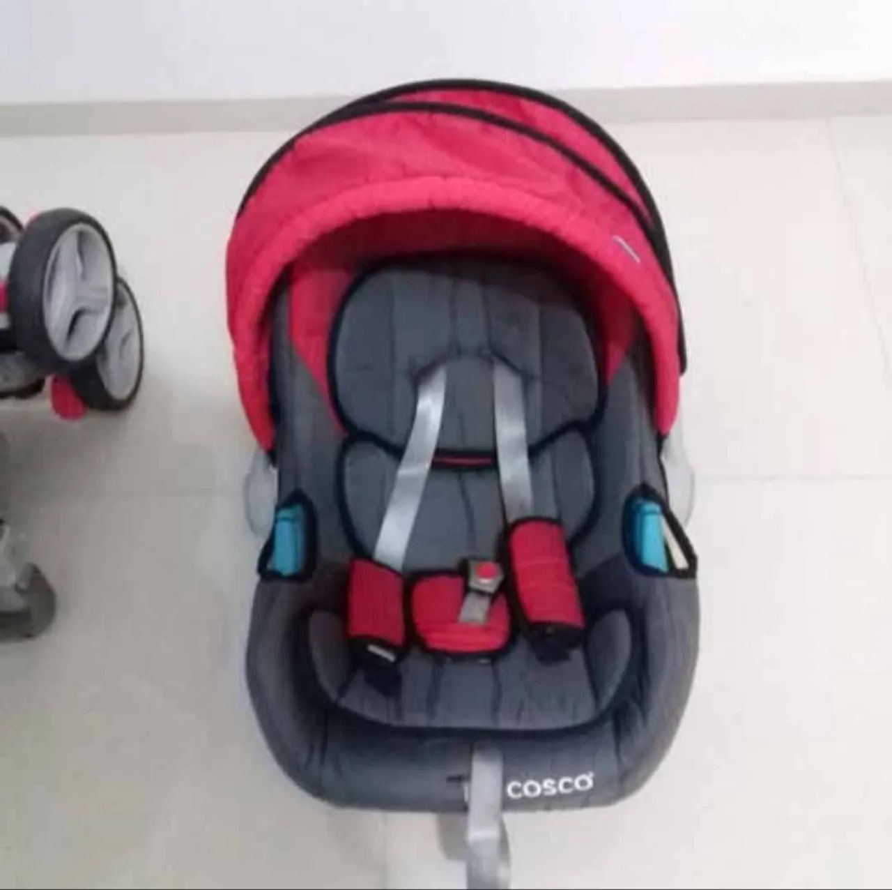 Carrinho de bebê Cisco Reverse Travel com bebê conforto  - Foto 4