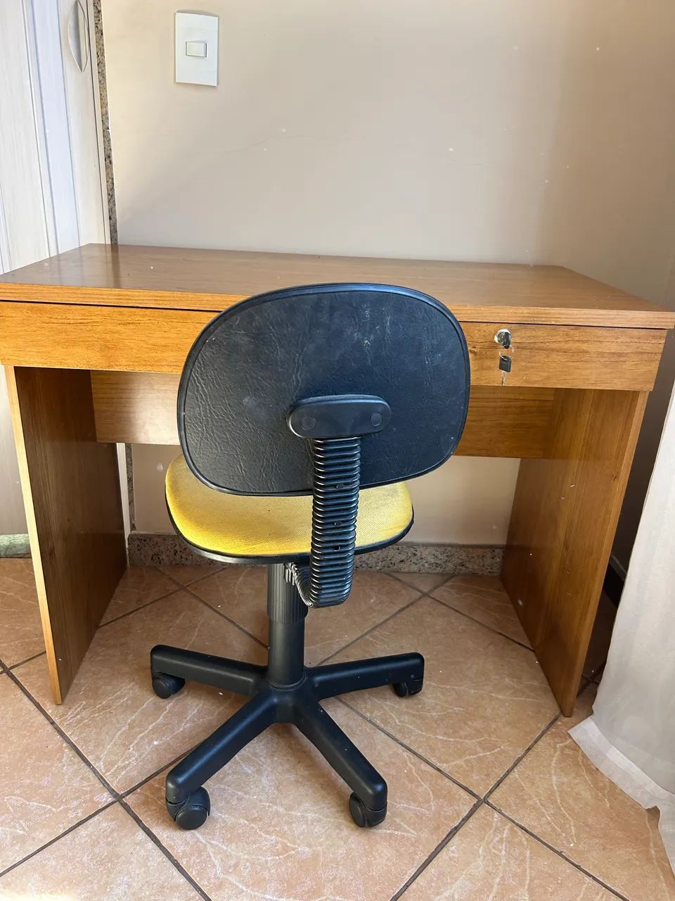 Mesa de Escritório com Gaveta e Chave + Cadeira Giratória