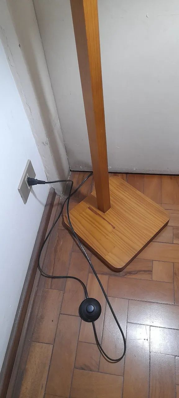 Luminária de piso Blitz,  madeira com ferro e tecido - Foto 4
