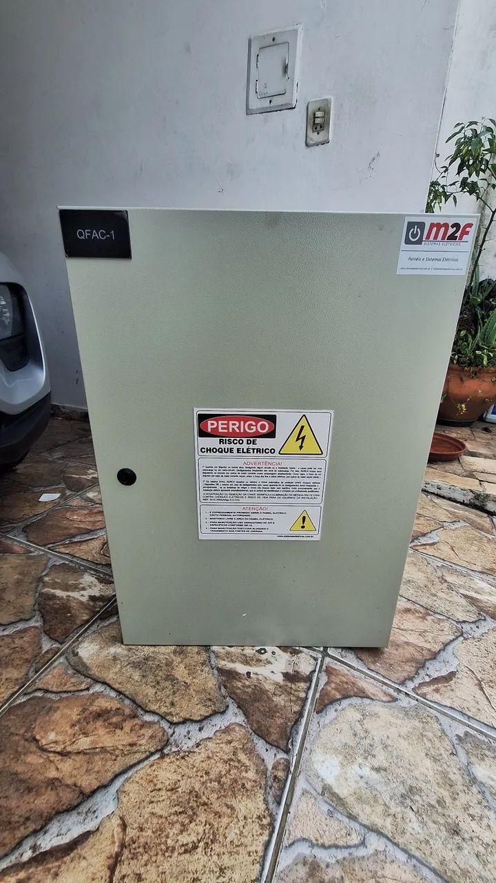 Quadro elétrico com disjuntor