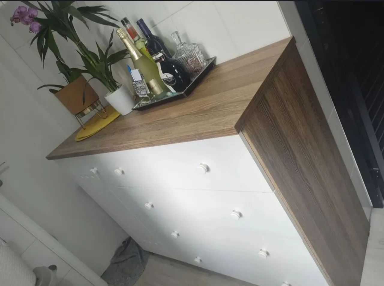 Cômoda linda em MDF branca e madeira 