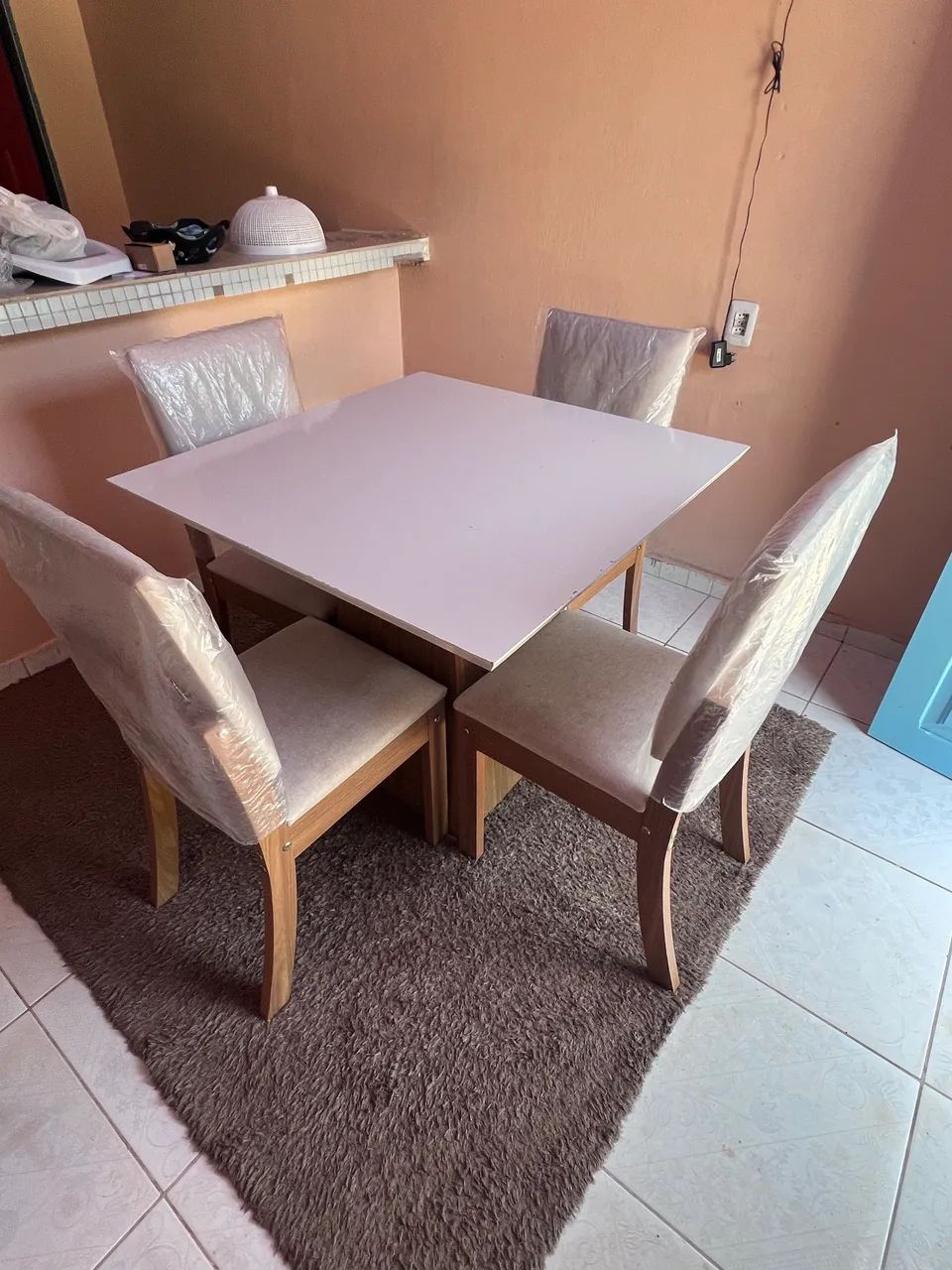 Mesa com 4 cadeiras 