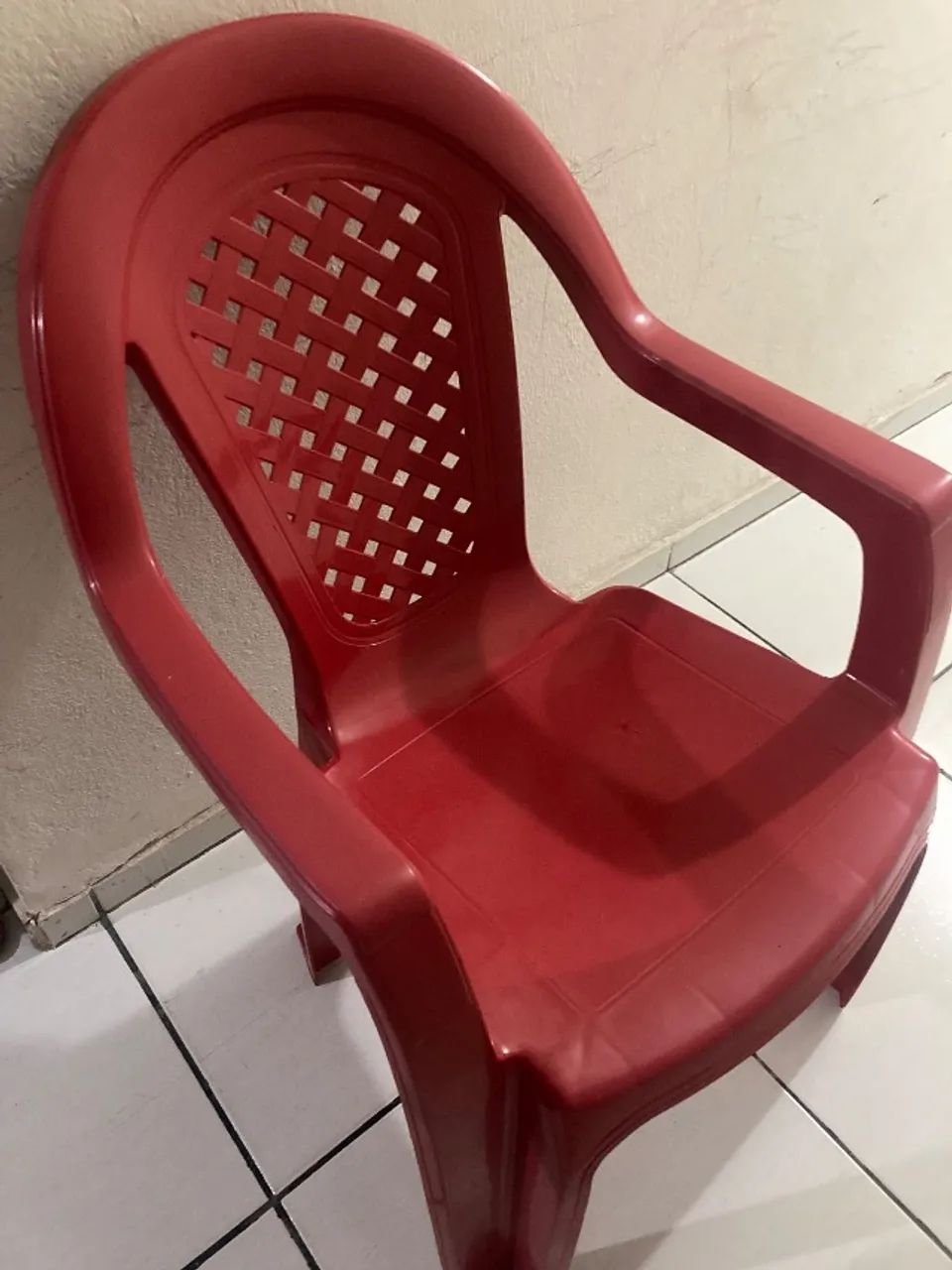 Duas por 90,00 Cadeira de plastico resistente 