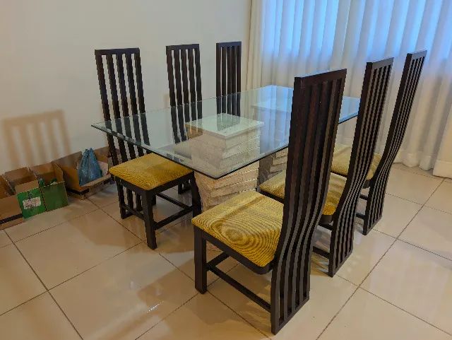 Mesa de jantar retangular de vidro (170x100cm) com pés de marmore e 6 cadeiras de madeira - Foto 3