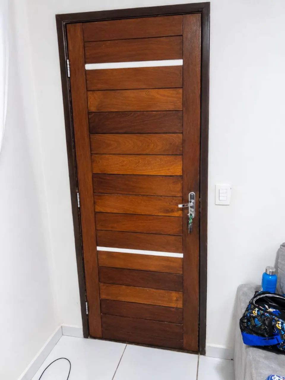 Porta em madeira maciça. 2,05 por 80 de largura.