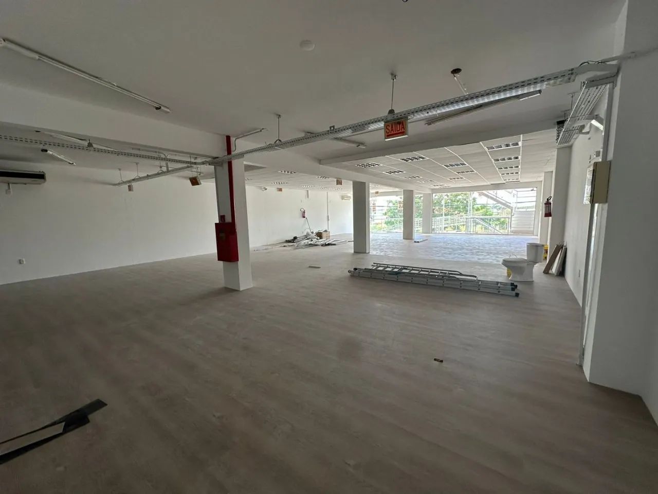 Sala Comercial com 250 m² e 2 vagas - Locação no bairro Saco Grande. - Foto 4