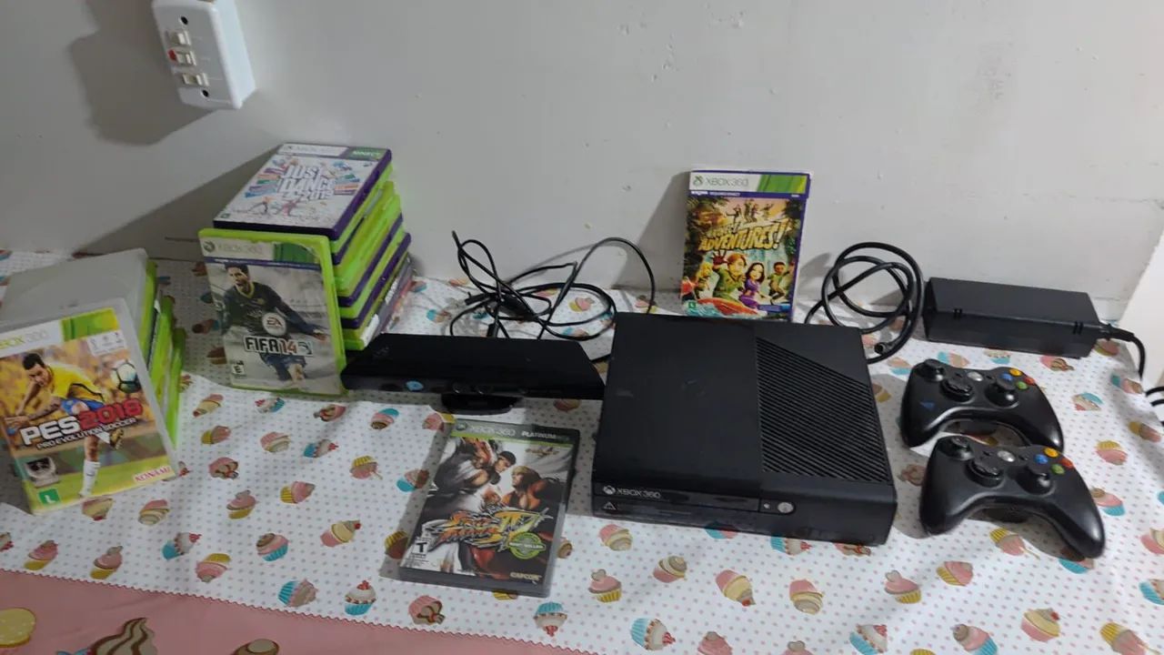 Xbox 360 slim 500 gb 2 controles 15 jogos no CD e 17 no HD acompanha kinect