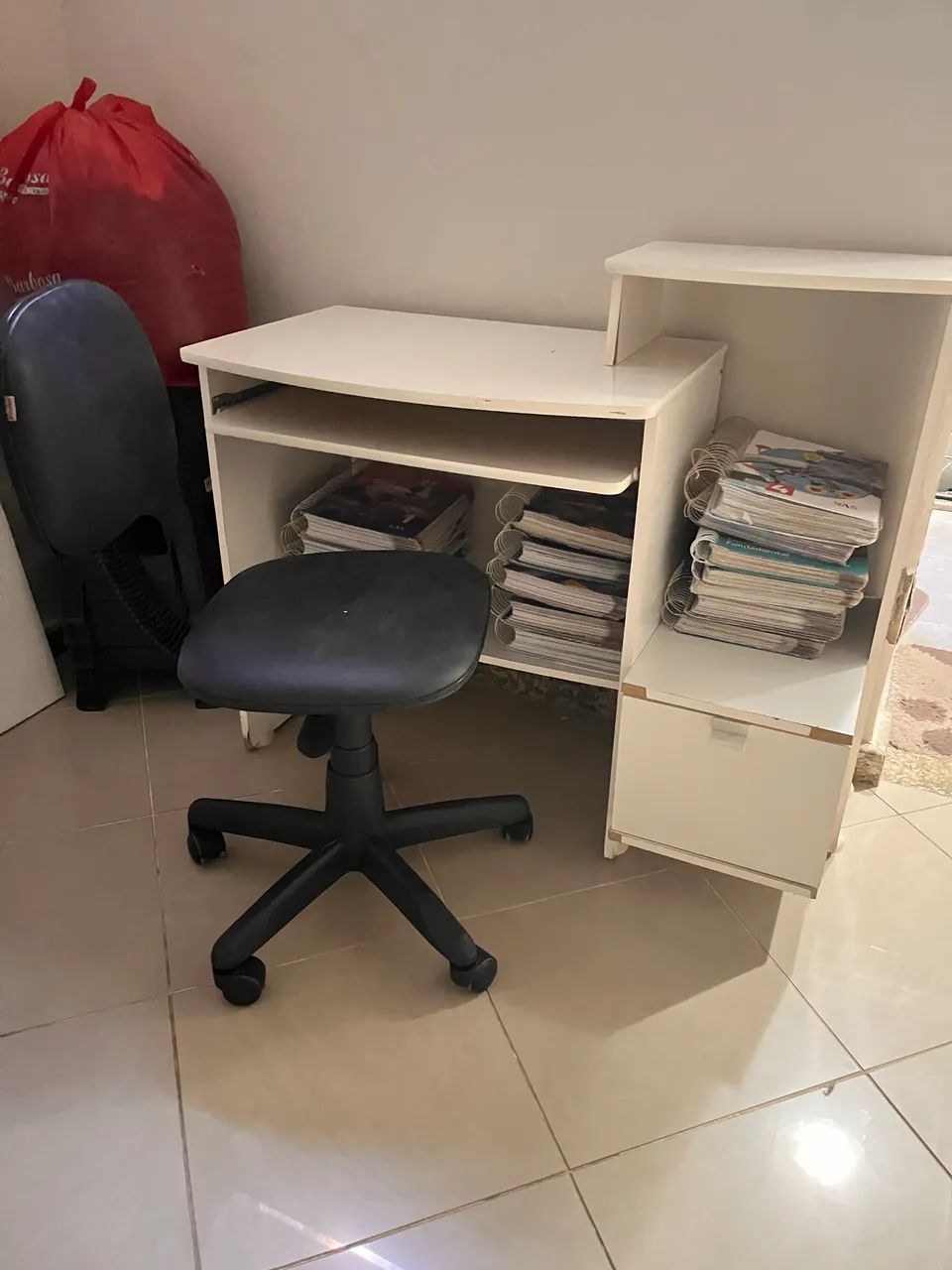 Mesa de estudos e cadeira usadas em bom estado.  - Foto 2