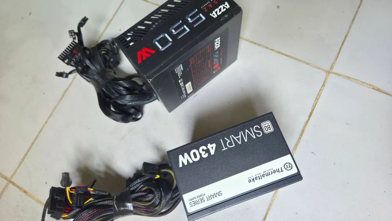 VENDO DUAS FONTES GAMES COM DEFEITO  - Foto 2