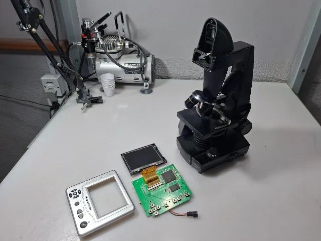 Microscopio Digital LCD Celestron - Retirada de peças