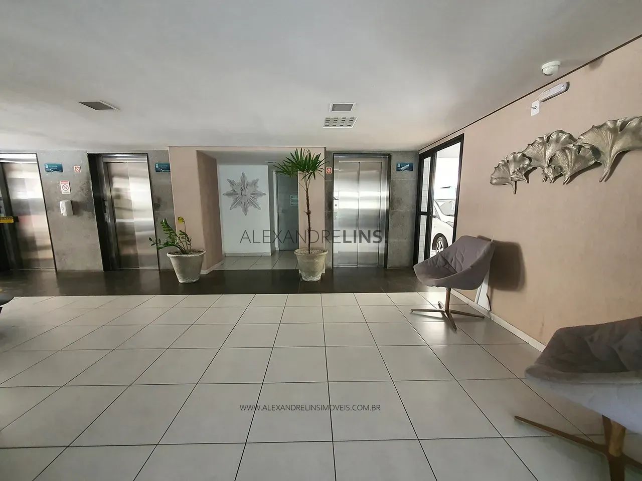 Edf. Mares do Sul. 3 quartos mobiliado e com 2 vagas na Jatiúca - Foto 3