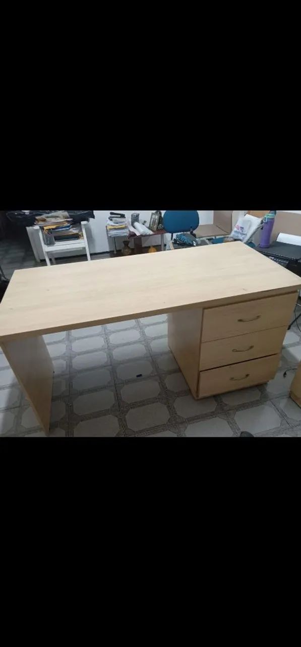 Mesa de escritório grande com três gavetas