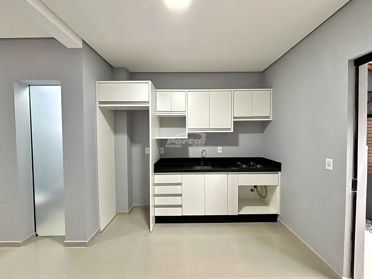 Sobrado com 70m², o imóvel conta com: 02 dormitórios, sala de estar, cozinha com móveis so - Foto 3
