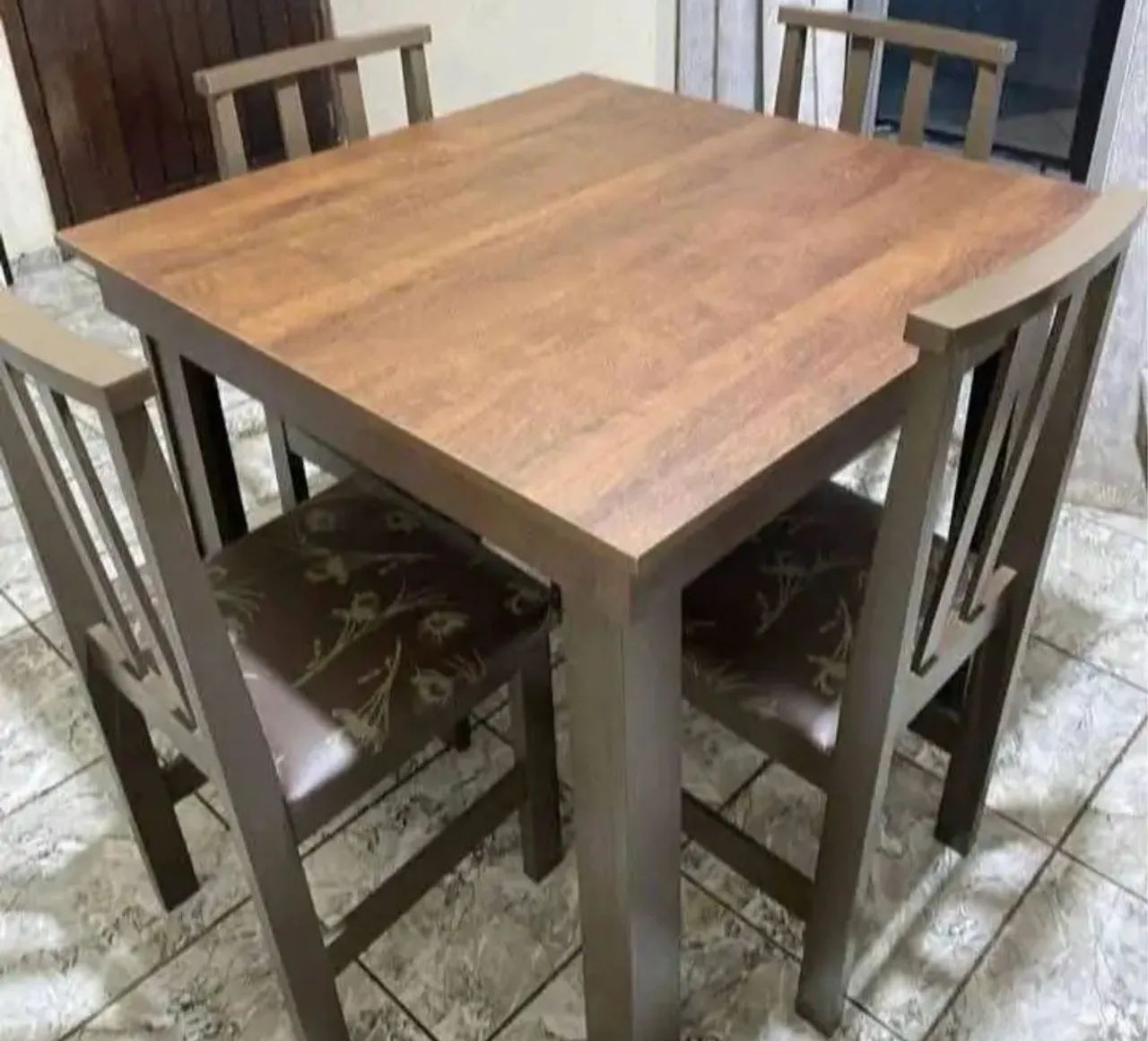 Mesa com 4 cadeiras novo 