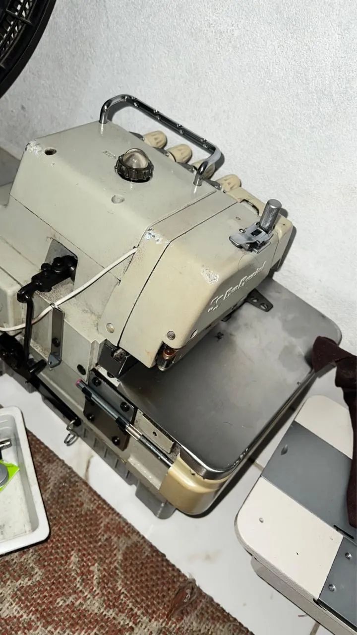 máquina de costura industrial overloque/interlock da marca Sun Special  - Foto 4