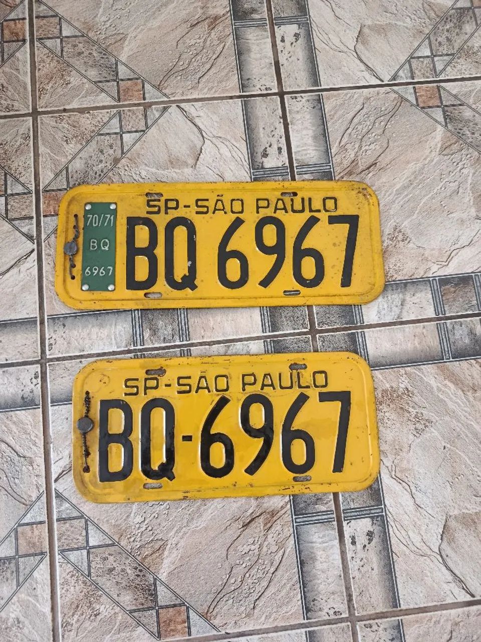 Par de placas amarelas antigas