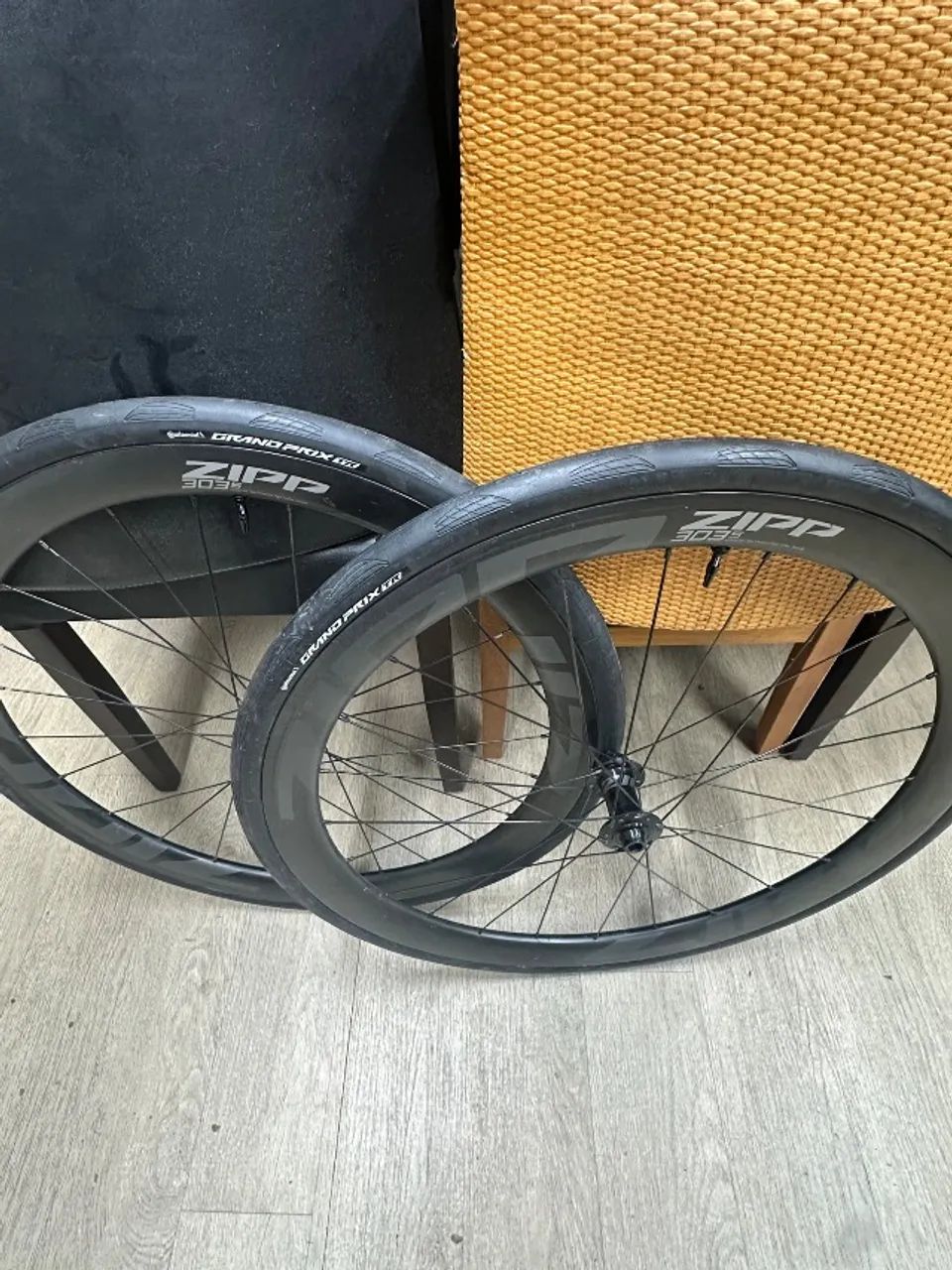 Par de roda ZIPP 303s usada com pneu zero km - Foto 5