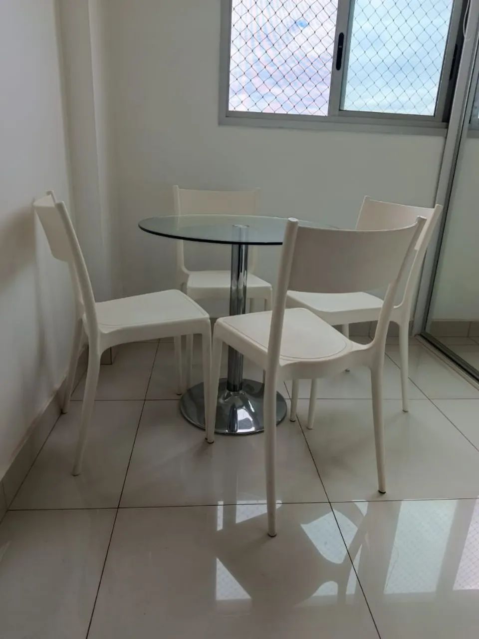 Mesa de vidro redonda com cadeiras  - Foto 4