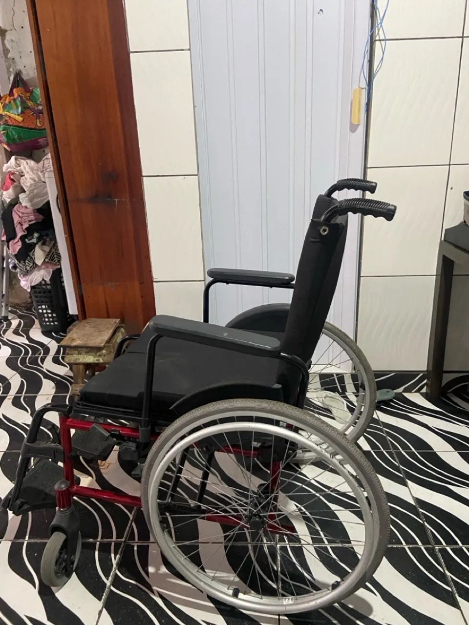 Cadeira de rodas e cadeira de banho  - Foto 4