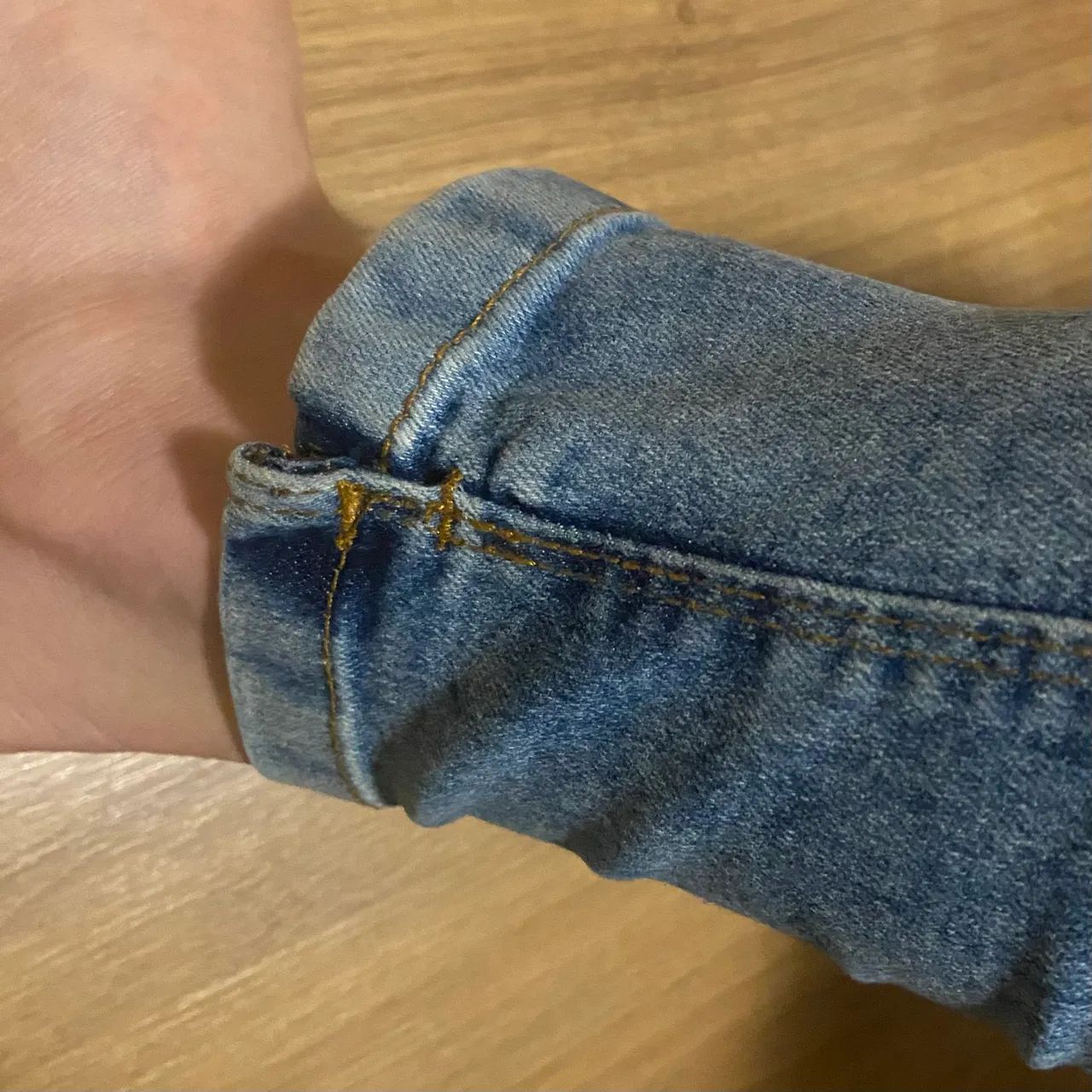 Calça jeans skinny com pequenos rasgos - Foto 5