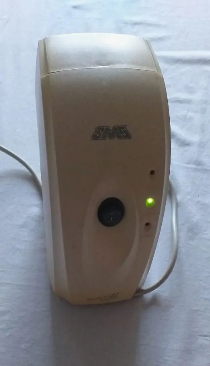 Estabilizador "no breaker" 110/220 marca SMS modelo Revolution II, usado em ótimo estado