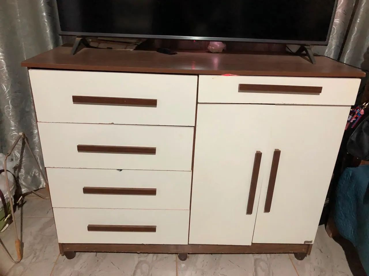 Cômoda marron e bege 