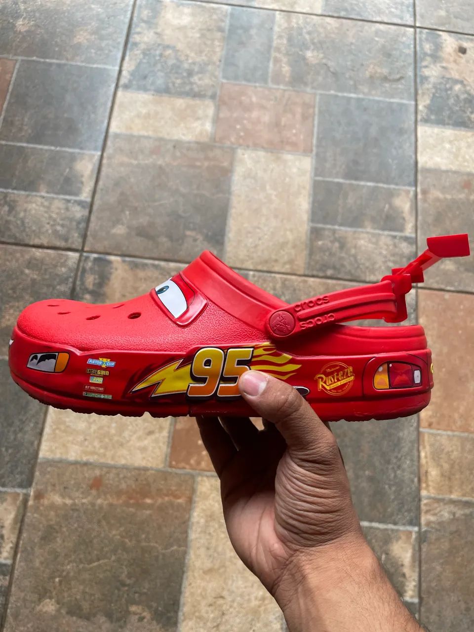 カーズ CROCS McQueen Original Brilha no Escuro ? - Calçados - Vila Manoel