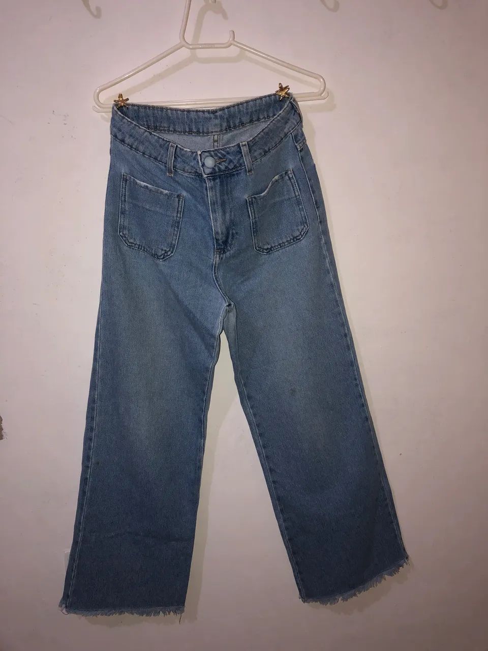 Calça Jeans Wide Leg com Bolsos Frontais e Barra Desfiada