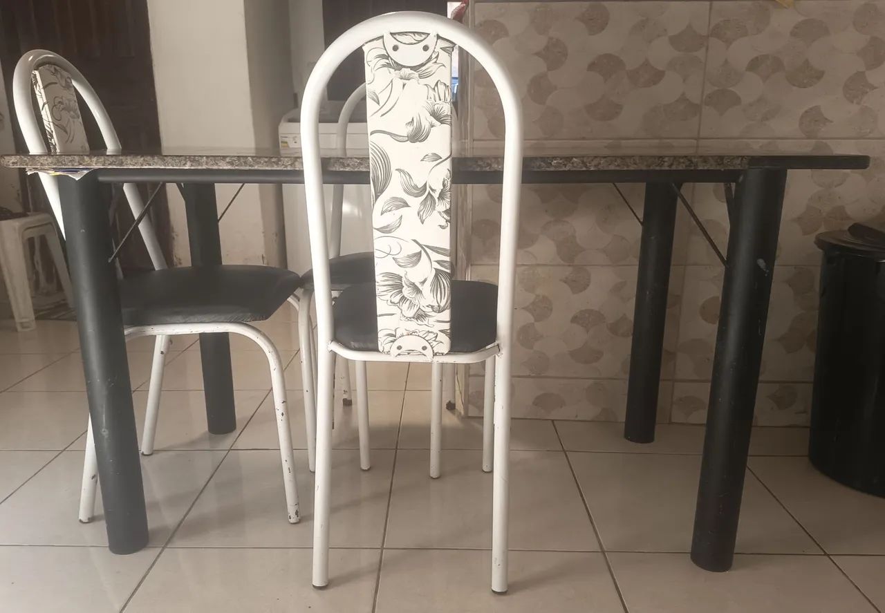 Vendo mesa de mármore com 3 cadeiras - Foto 3