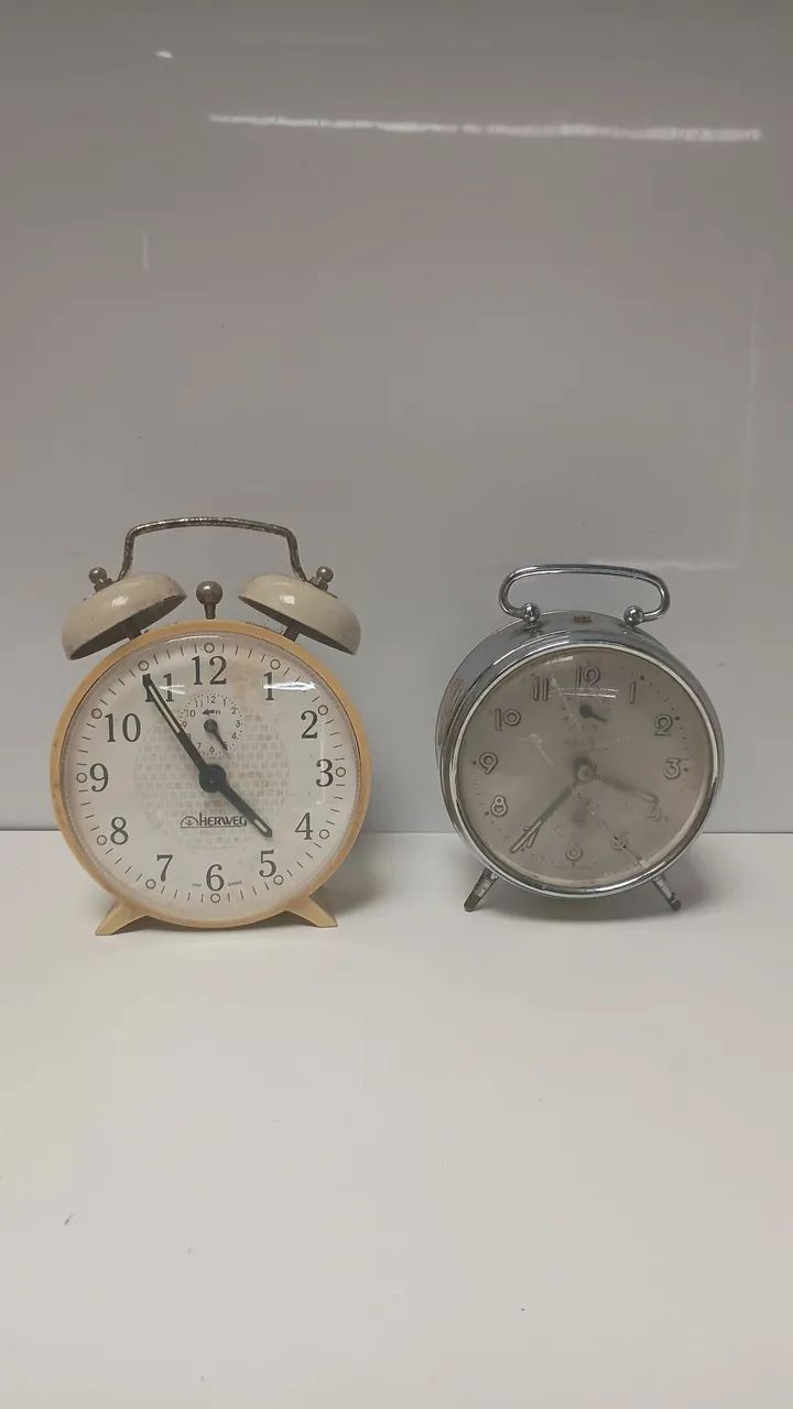 Relógio despertador antigo a corda - não funciona - os dois pelo valor anunciado