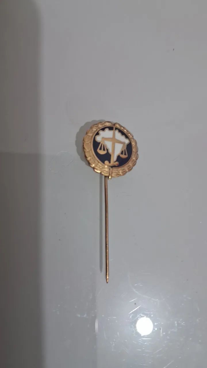 alfinete de Gravata elegante com design da balança da justiça