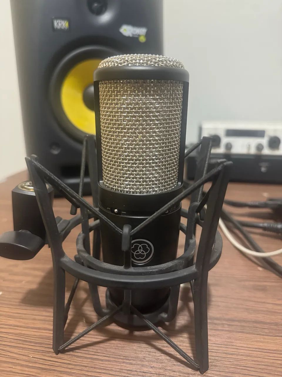 Microfone AKG P220 Condenser Cardioide  - Foto 3