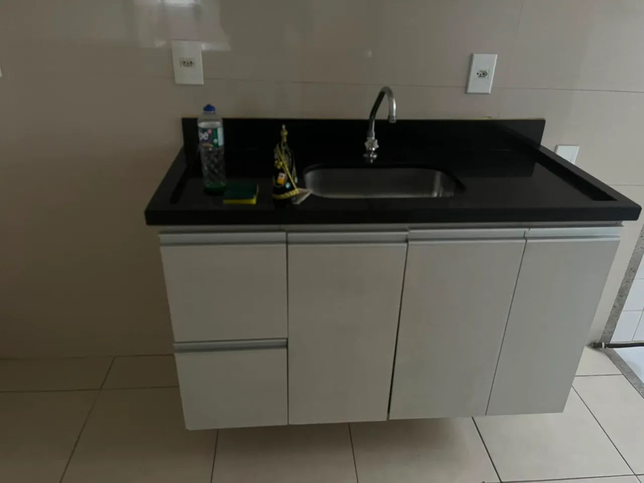 Vendo bancada em granito São Gabriel + armários de baixo - Foto 3