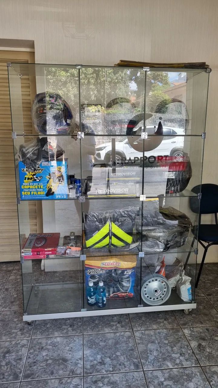 Vitrine expositor de vidro com divisórias e pés com rodinhas
