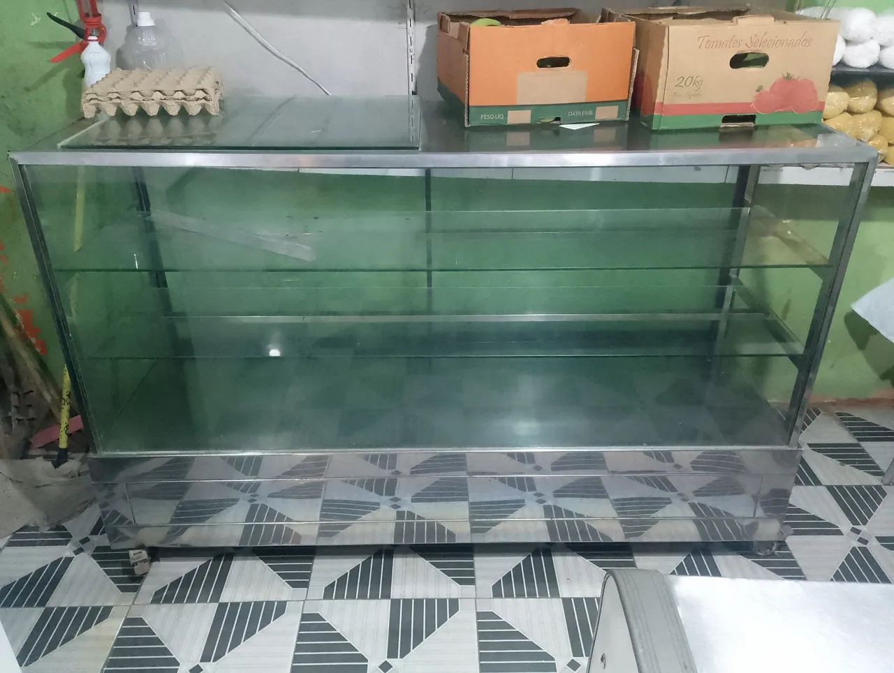 Vende-se vitrine ou balcão de vidro