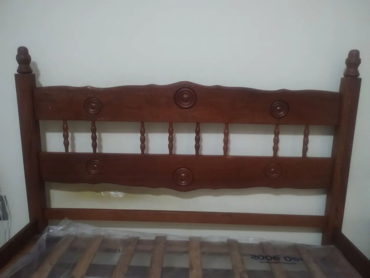 Cama de Casal em madeira com detalhes entalhados - Foto 3