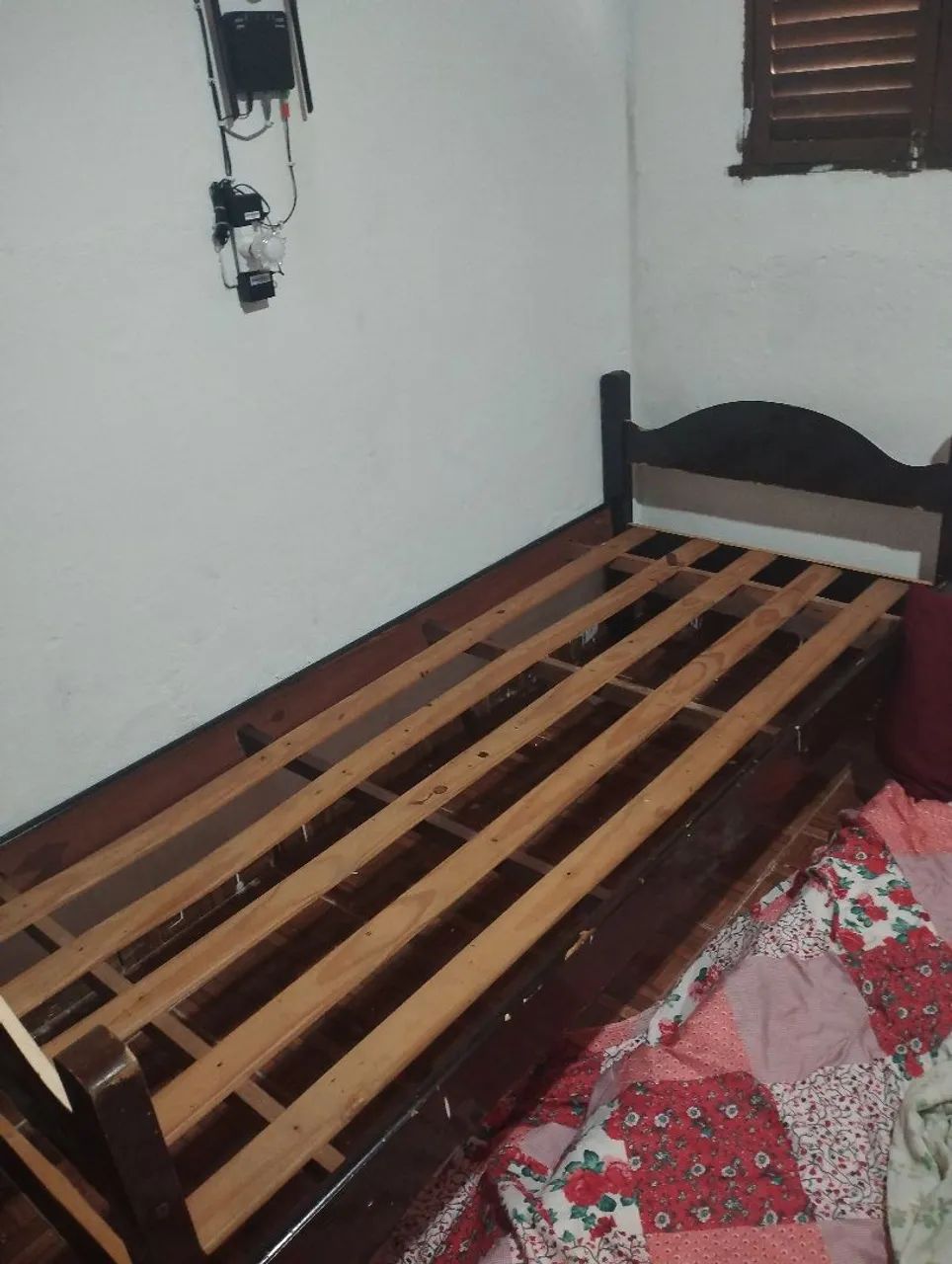 Cama de solteiro de madeira 