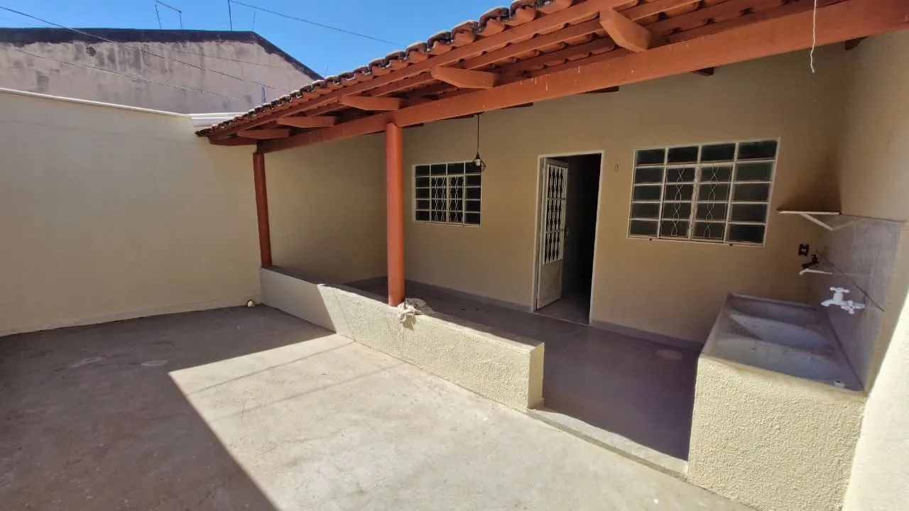 CASA DE 02 QUARTOS, JARDIM MARIA INES.