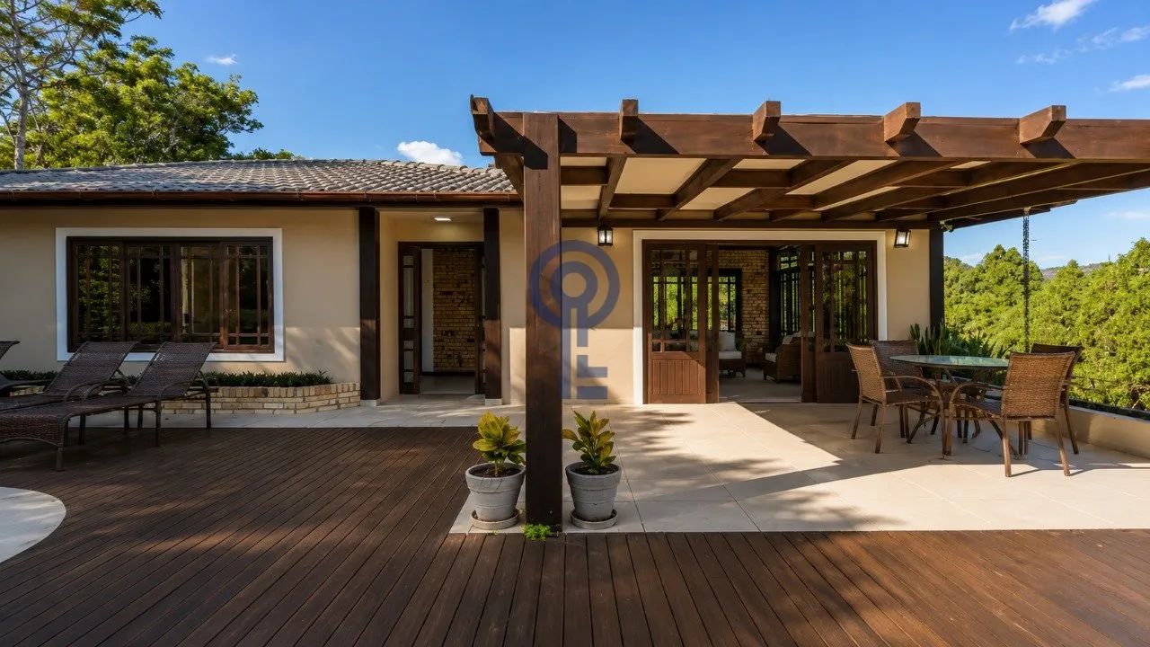Casa 6 quartos no Sambaqui