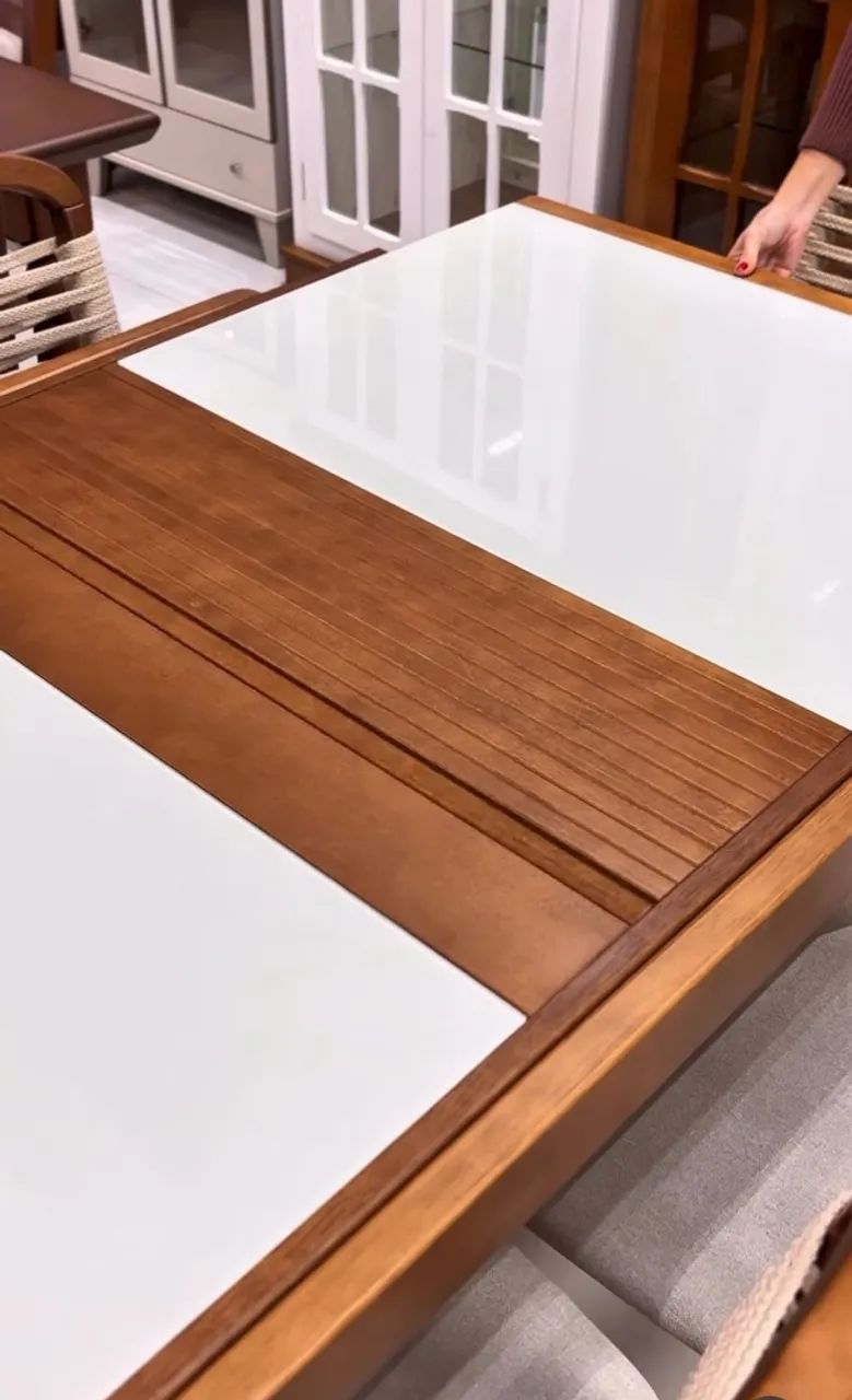 Mesa Extensível madeira e vidro com 4 cadeiras  - Foto 2