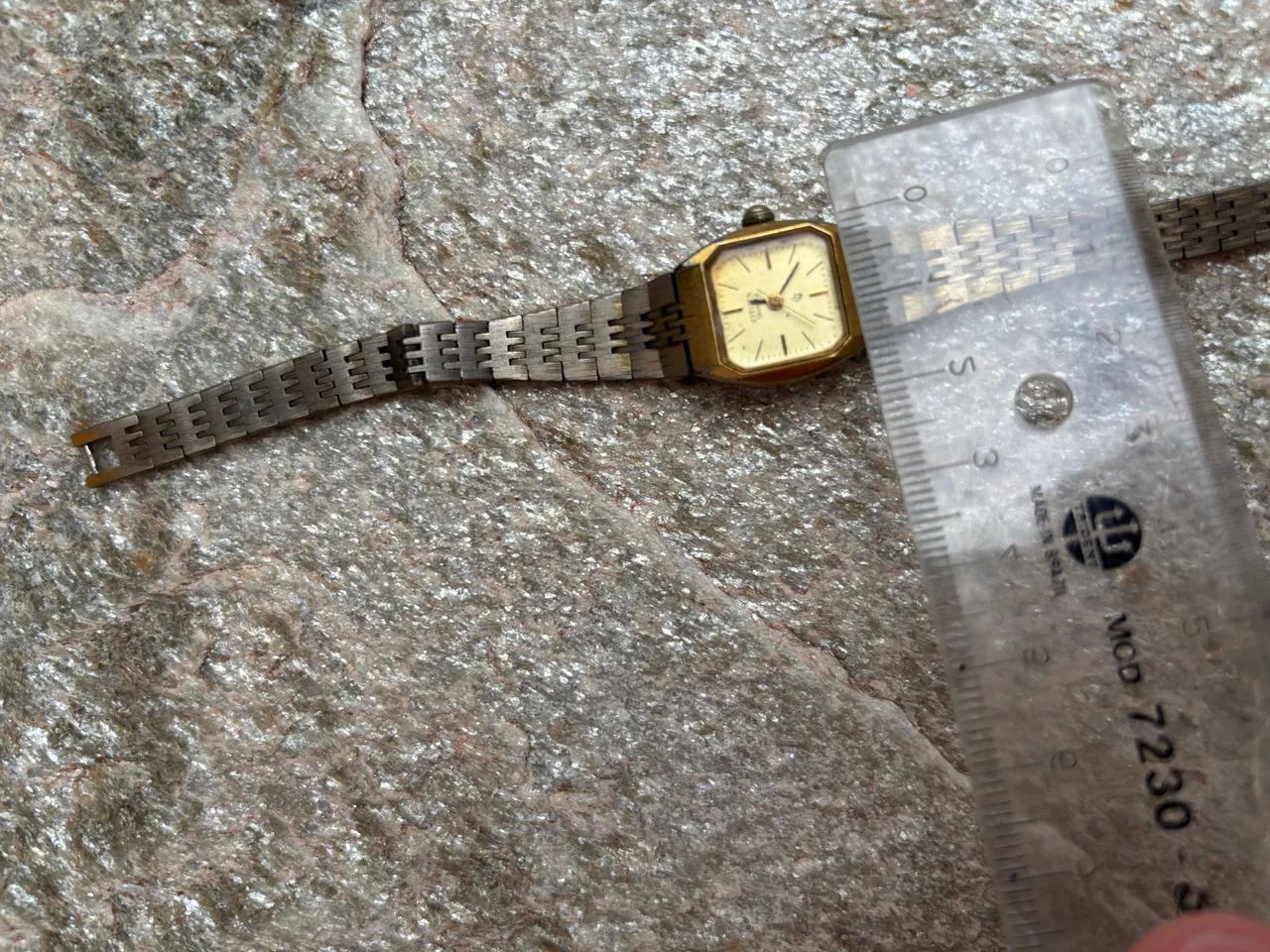 relógio citizen 1971 quartz feminino dourado - Foto 4